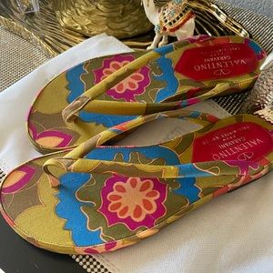 Valentino satin printed flip flops